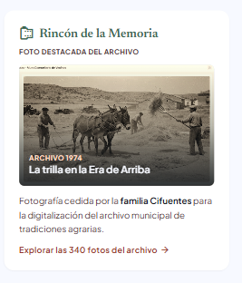 Fotografía antigua de una escena de trilla con animales en el campo